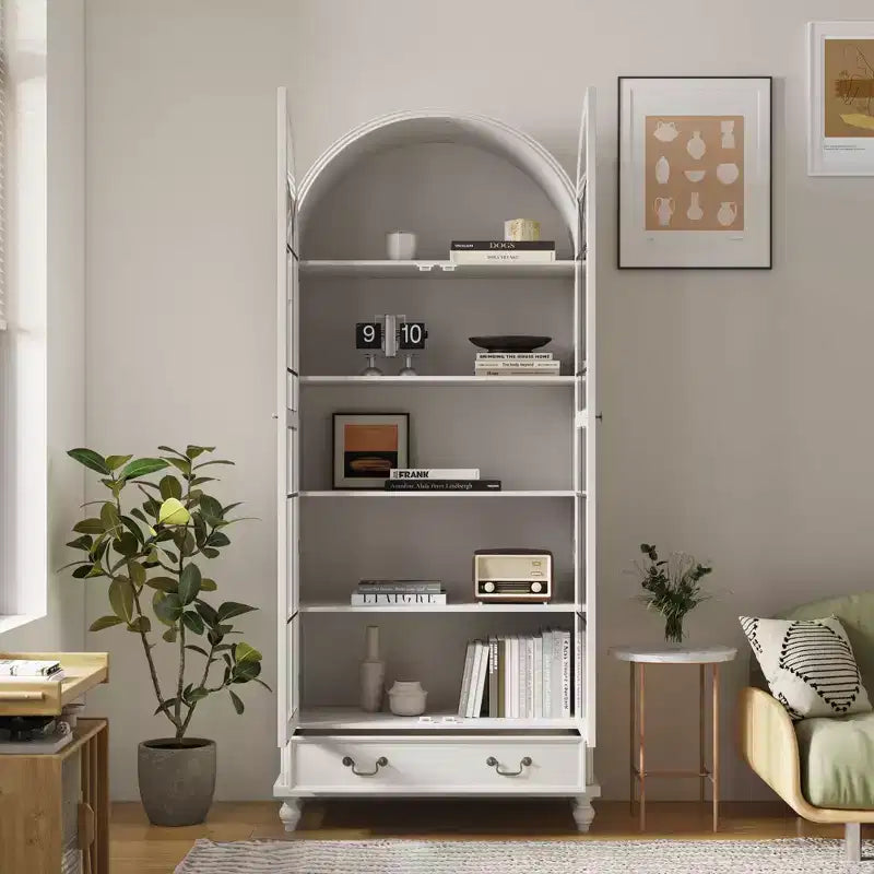 Vetrina ad arco con anta in vetro, ripiani aperti e cassetto