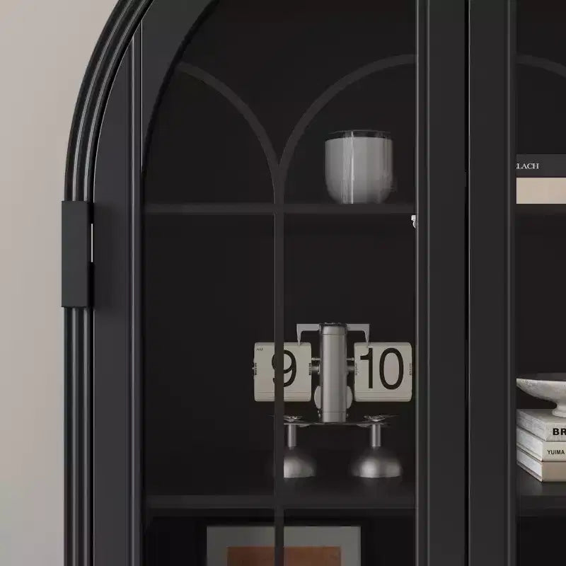Vetrina ad arco con anta in vetro, ripiani aperti e cassetto