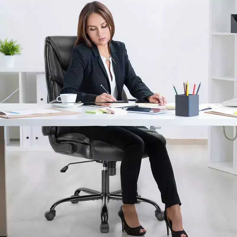 Sedia da ufficio ergonomica con schienale alto, braccioli ribaltabili e supporto lombare
