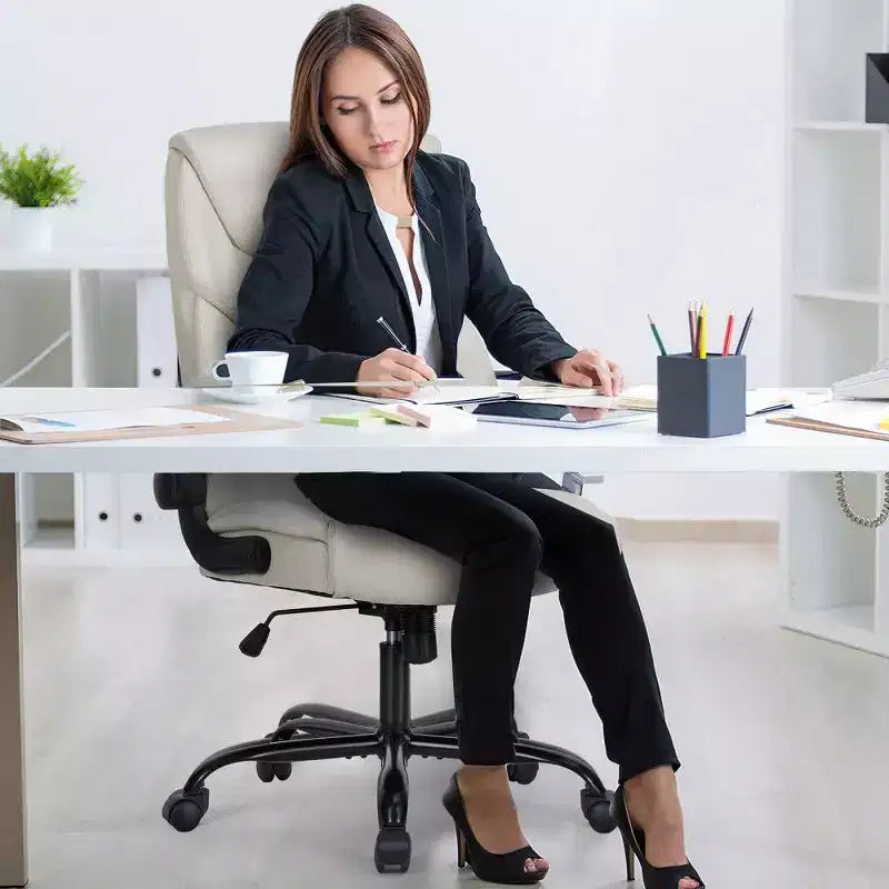 Sedia da ufficio ergonomica con schienale alto, braccioli ribaltabili e supporto lombare