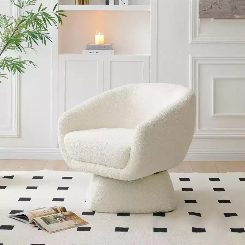 Poltrona di design in tessuto bouclé bianco con struttura in legno