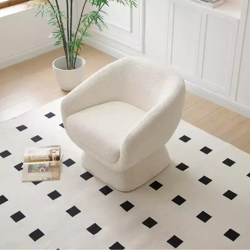 Poltrona di design in tessuto bouclé bianco con struttura in legno