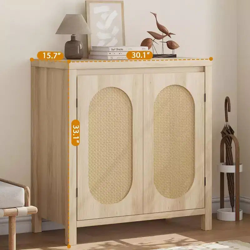 Mobile credenza in legno con ante in rattan e ripiano regolabile