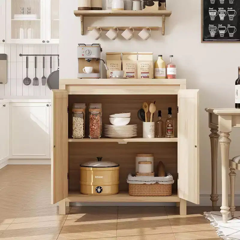 Mobile credenza in legno con ante in rattan e ripiano regolabile