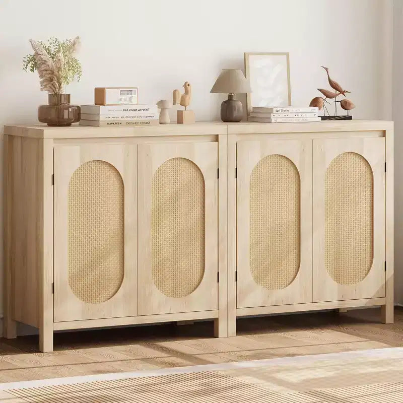 Mobile credenza in legno con ante in rattan e ripiano regolabile