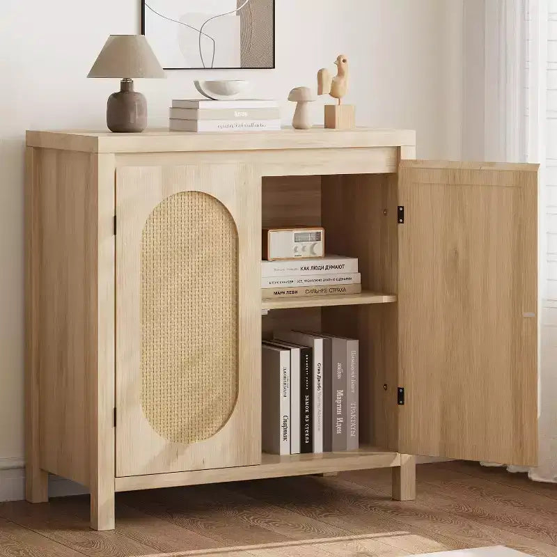 Mobile credenza in legno con ante in rattan e ripiano regolabile