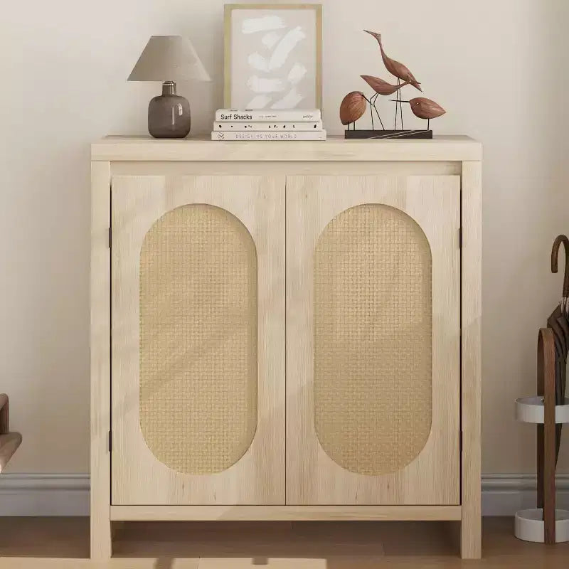 Mobile credenza in legno con ante in rattan e ripiano regolabile