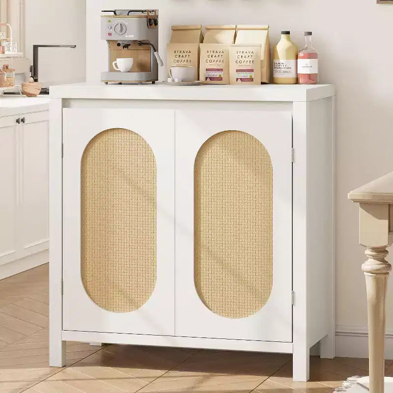 Mobile credenza in legno con ante in rattan e ripiano regolabile