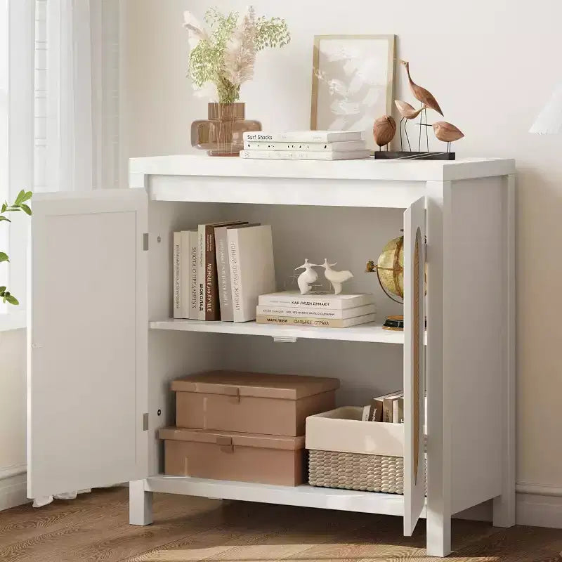 Mobile credenza in legno con ante in rattan e ripiano regolabile
