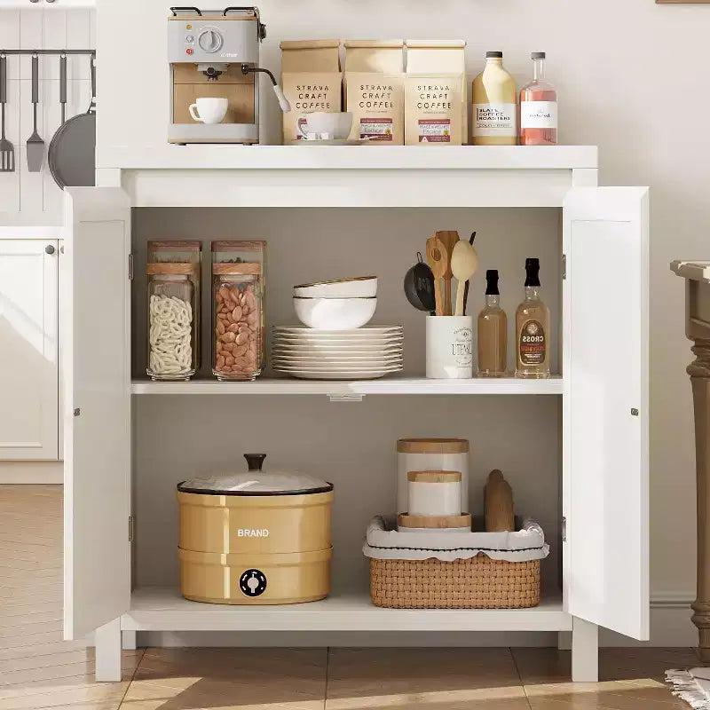 Mobile credenza in legno con ante in rattan e ripiano regolabile
