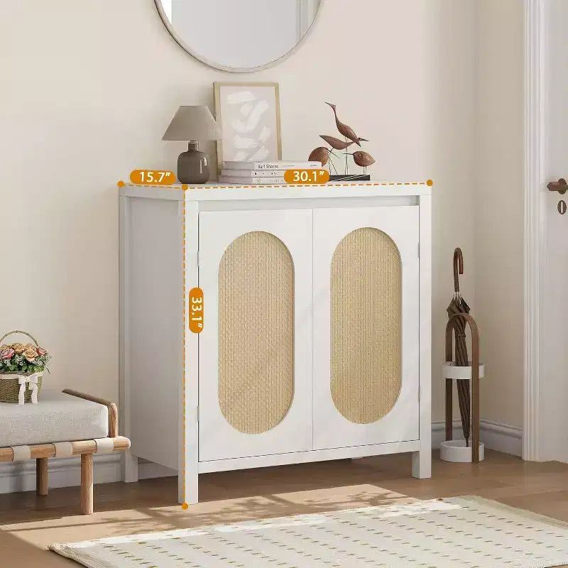 Mobile credenza in legno con ante in rattan e ripiano regolabile