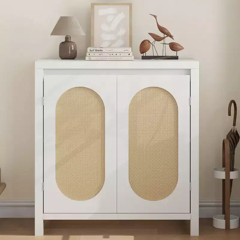 Mobile credenza in legno con ante in rattan e ripiano regolabile