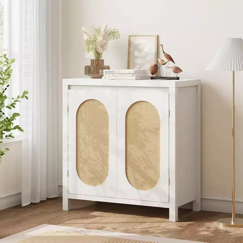 Mobile credenza in legno con ante in rattan e ripiano regolabile