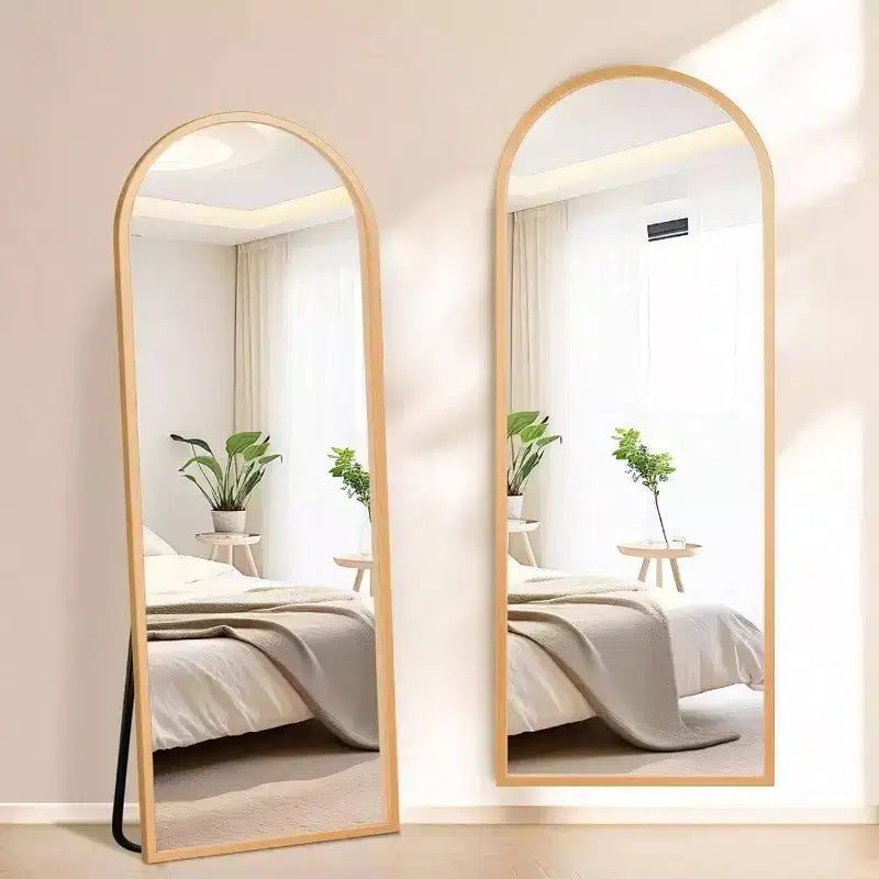 Specchio intero ad arco con cornice in alluminio