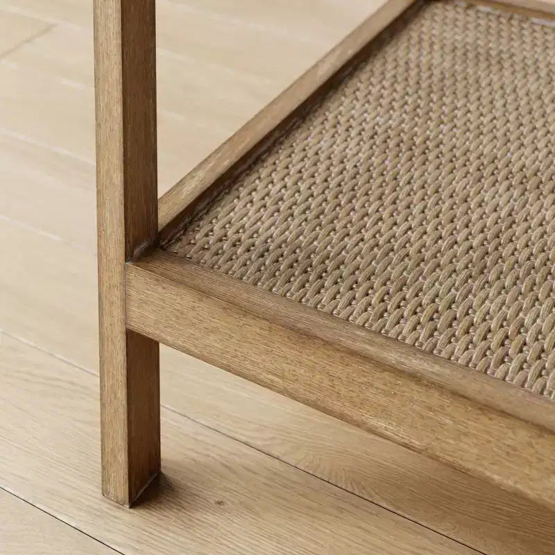 Tavolino quadrato con ripiano in vetro, mensola in rattan e struttura in legno