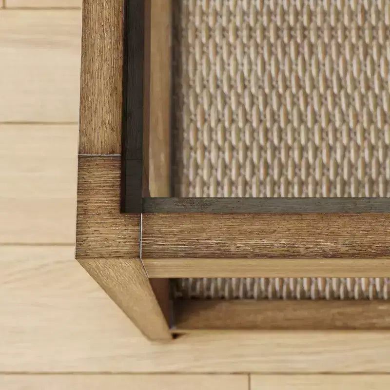 Tavolino quadrato con ripiano in vetro, mensola in rattan e struttura in legno
